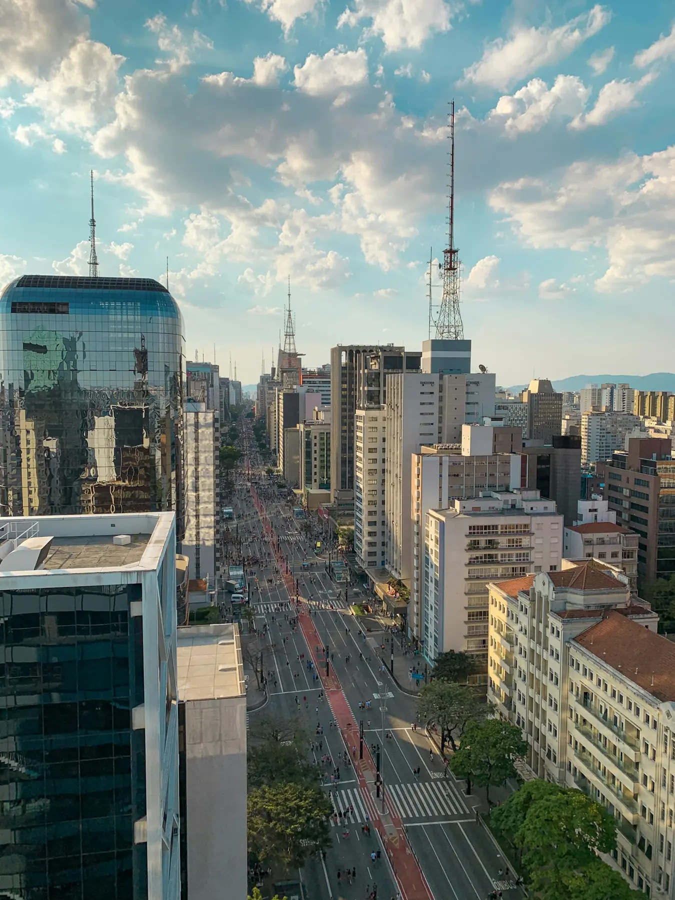 Vista aérea da Avenida Paulista, em São Paulo, com prédios dos dois lados da avenida