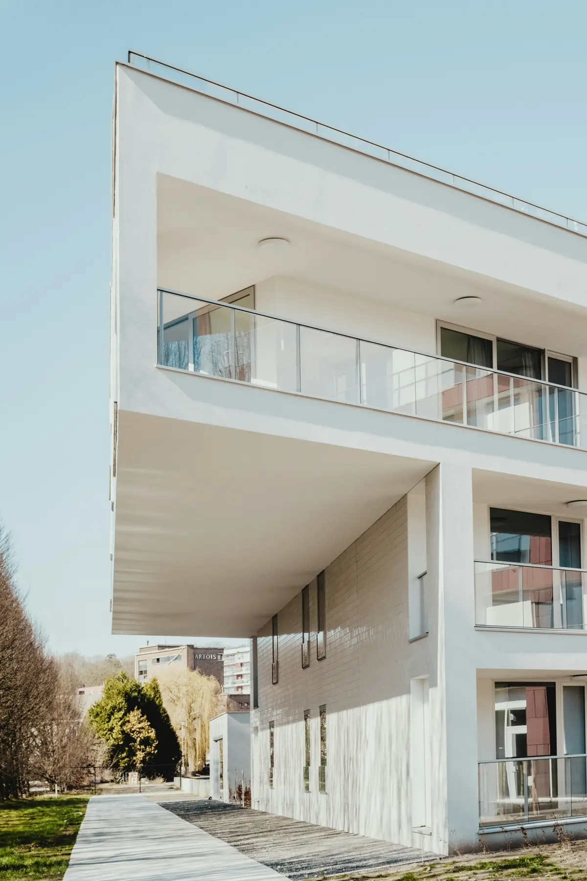 Edifício residencial branco com varandas em balanço